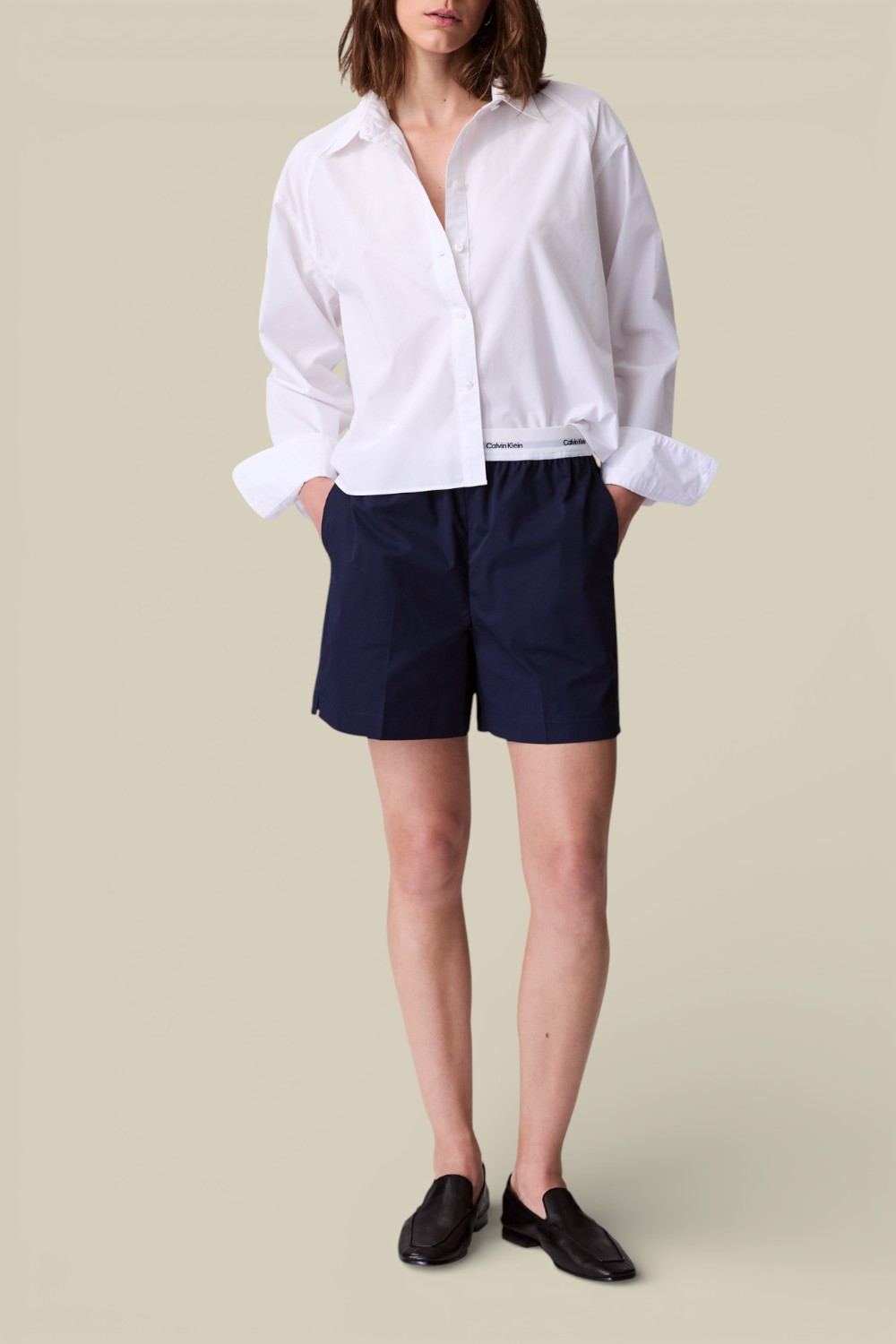 תמונת כל הלוק של חולצת כפתורים קרופ